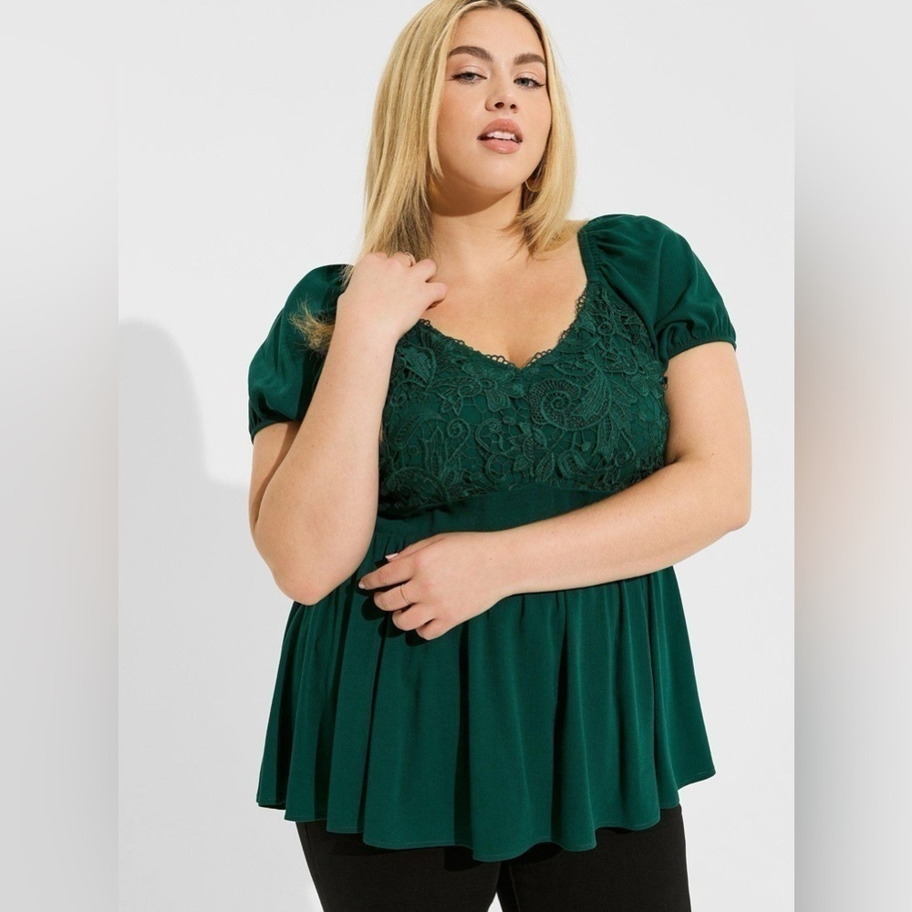 Torrid Crinkle Gauze With Lace Short Puff Sleeve Blouse Green Women’s size 2 - Picture 1 of 10